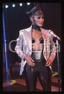 1985 ca MUSICA Grace JONES durante un concerto *35 mm vintage slide (74) Diapositiva d'epoca, in formato 35 mm.CONDIZIONI: GOODE' severamente vietata la riproduzione. Tutti i diritti sono riservati.ICharta mette in vendita, sul negozio eBay e in esclusiva sul sito "icharta" il proprio archivio composto da numerose diapositive e negativi fotografici d'epoca, tutti originali e autentici, che attraversano la storia del costume italiano tra gli la fine degli anni Sessanta e Novanta.Si tratta di uno sguardo inedito sull'attualità , la politica, la vita quotidiana, il gossip e la cultura, che fotografa il cambiamento della nazione in quest'ultimo scorcio del XX secolo. Un'occasione unica per il mercato del collezionismo, che vede finalmente disponibile un archivio eccezionale per vastità , tematiche e condizioni, in un settore (il negativo fotografico e la diapositiva) di assoluta novità e dalle interessanti prospettive di investimento. GOOD/buono   originale e autentica 1