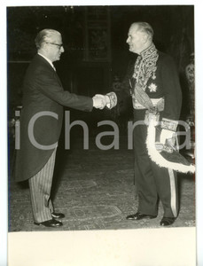 1957 ROMA Giovanni GRONCHI riceve Gaston PALEWSKI ambasciatore francese (2) Fotografia d'epoca con didascalia coeva al verso.FORMATO: 13x18 cm  GOOD/buono ma lievi piegature  originale e autentica 1