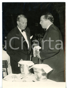 1954 GENOVA Festival Canzone Francese - Armand MESTRAL Maurice CHEVALIER *Foto 1 Fotografia d'epoca.  CONDIZIONI: FAIR (piegature al margine superiore) FORMATO: 13x18 cm     originale e autentica 1