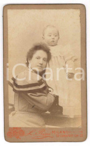 1890 ca MILANO Ritratto di madre con figlio - Foto L. RICCI - CDV  Fotografia d'epoca, montata su cartoncino.FOTOGRAFO: L. Ricci - Milano FAIR/discreto lievi bruniture Formato: CDV (6x10 cm) originale e autentica 1