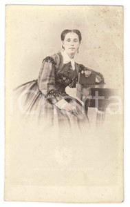 1890 ca BRESCIA Ritratto di ragazza con libro - Foto Giuseppe ALLEGRI - CDV  Fotografia d'epoca, montata su cartoncino.FOTOGRAFO: Giuseppe Allegri - Brescia FAIR/discreto bruniture Formato: CDV (6x10 cm) originale e autentica 1