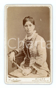 Fotografia d epoca originale 1890 ca MILANO Ritratto di donna con ventaglio  Foto Icilio CALZOLARI  CDV 1 1
