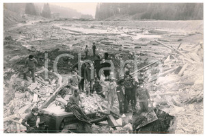 1985 TESERO Disastro VAL DI STAVA Volontari al lavoro MINIERA PRESTAVEL Foto 3 Fotografia d'epoca.  CONDIZIONI:FAIR/discreto Smussature agli angoliFORMATO: 30x20 cm originale e autentica 1