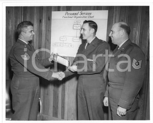 Fotografia d epoca originale 1950 ca U.S. AIR FORCE  USAF Master sergeants delivering diploma  Photo 1