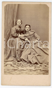 1890 ca BRESCIA Ritratto di madre e figlia  - Foto G. ALLEGRI - CDV  Fotografia d'epoca, montata su cartoncino.FOTOGRAFO: G. Allegri - Brescia FAIR/discreto Lievi bruniture Formato: CDV (6x10 cm) originale e autentica 1