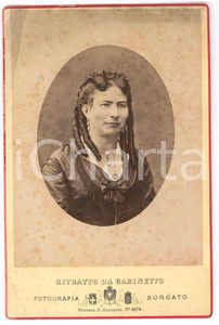 1900 ca VENEZIA Ritratto di una donna - Foto A. SORGATO 10x16 cm  Fotografia d'epoca, montata su cartoncino.FOTOGRAFO: A. Sorgato - Venezia FAIR/discreto Bruniture e aloni al recto Formato: 10x16 cm originale e autentica 1