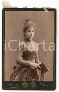 1900 ca MILANO Ritratto di ragazza con libro - Foto MARCOZZI 10x16 cm  Fotografia d'epoca, montata su cartoncino.FOTOGRAFO: Marcozzi - Milano FAIR/discreto Velina mancante. ma residuo di incollatura al verso Formato: 10x16 cm originale e autentica 1