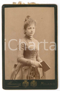 1900 ca MILANO Ritratto di ragazza con libro - Foto MARCOZZI 10x16 cm (1)  Fotografia d'epoca, montata su cartoncino.FOTOGRAFO: Marcozzi - Milano FAIR/discreto Velina mancante. ma residuo di incollatura al verso Formato: 10x16 cm originale e autentica 1