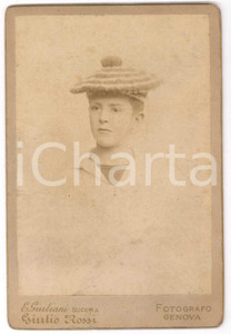 1900 ca GENOVA Giovane pescatore con camugin - Foto E. GIULIANI 10x16 cm  Fotografia d'epoca, montata su cartoncino.FOTOGRAFO: E. Giuliani - Genova FAIR/discreto Lievi bruniture Formato: 10x16 cm originale e autentica 1