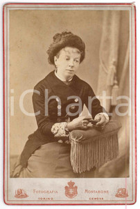 1900 ca TORINO Ritratto di donna con guanti - Foto MONTABONE 10x16 cm  Fotografia d'epoca, montata su cartoncino.FOTOGRAFO: Montabone - Torino FAIR/discreto Lievi bruniture Formato: 10x16 cm originale e autentica 1
