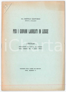 1932 Avv. Bartolo GIANTURCO - Per i giovani laureati in legge - Discorso Pubblicazione spillata originale d'epoca, contenente il discorso dell'avv. Bartolo Gianturco pronunciato alla camera dei deputati nella tornata del 13 aprile 1932.EDITORE: Roma - Tipografia Camera dei DeputatiPAGINE: 29 POOR/danneggiato piegature marginali Formato: 17x24 cm originale e autentica 1