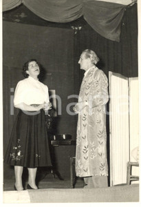 1950 ca TEATRO BRESCIA Vittorio GATTI sul palco - Fotografia 13x18 cm Fotografia originale d'epoca. FAIR/discreto lievi graffi superficiali; piegatura angolare Formato: 13x18 cm originale e autentica 1