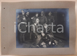 1938 ROMA - TEATRO "Francesca da Rimini" Aroldo TIERI Andreina PAGNANI Foto Fotografia d'epoca, montata su cartoncino morbido.Nella fotografia compare inoltre Sandro Ruffini. La fotografia è stata realizzata in occasione dell'inaugurazione ufficiale dell'anno teatrale 1938-1939 del Teatro Argentina di Roma. FAIR/discreto Ondulature alle pagine, lievi aloni nella foto, fori da classificatore al margine sinistro Formato: 23x17 cm (foto) / 33x24 cm (cartoncino) originale e autentica 1