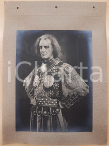 1938 ROMA - TEATRO "Francesca da Rimini" Sandro RUFFINI Foto Fotografia d'epoca, montata su cartoncino morbido.La fotografia è stata realizzata in occasione dell'inaugurazione ufficiale dell'anno teatrale 1938-1939 del Teatro Argentina di Roma. FAIR/discreto Ondulature alle pagine, lievi aloni nella foto, fori da classificatore al margine sinistro Formato: 23x17 cm (foto) / 33x24 cm (cartoncino) originale e autentica 1