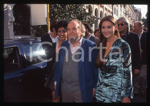 1995 ca Marco FERRERI Lucianna DE FALCO Sabrina LA LOGGIA - 35 mm vintage slide Diapositiva d'epoca, in formato 35 mm.CONDIZIONI: GOODE' severamente vietata la riproduzione. Tutti i diritti sono riservati.ICharta mette in vendita, sul negozio eBay e in esclusiva sul sito "icharta" il proprio archivio composto da numerose diapositive e negativi fotografici d'epoca, tutti originali e autentici, che attraversano la storia del costume italiano tra gli la fine degli anni Sessanta e Novanta.Si tratta di uno sguardo inedito sull'attualità , la politica, la vita quotidiana, il gossip e la cultura, che fotografa il cambiamento della nazione in quest'ultimo scorcio del XX secolo.Un'occasione unica per il mercato del collezionismo, che vede finalmente disponibile un archivio eccezionale per vastità , tematiche e condizioni, in un settore (il negativo fotografico e la diapositiva) di assoluta novità e dalle interessanti prospettive di investimento. GOOD/buono   originale e autentica 1