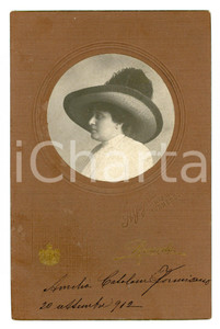 1912 VOMERO - NAPOLI Ritratto di Amelia CATALANI FORMISANO Foto A. GIGANTE  Fotografia originale d'epoca, montata su cartoncino rigido.FOTOGRAFO: A. Gigante - Napoli (Vomero) FAIR/discreto Lievi bruniture al verso, macchioline bianche al recto Formato: 10x16 cm originale e autentica 1