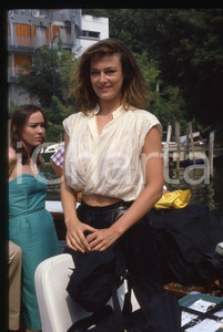 35mm vintage slide* 1985 VENEZIA Mostra del cinema Patricia BARZYK (20)  CONDIZIONI: GOOD Tutti i diritti riservati.E' severamente vietata la riproduzione.  ICharta mette in vendita, sul negozio eBay e in esclusiva sul sito "icharta" il proprio archivio composto da numerose diapositive e negativi fotografici d'epoca, tutti originali e autentici, che attraversano la storia del costume italiano tra gli la fine degli anni Sessanta e Novanta.Si tratta di uno sguardo inedito sull'attualit&agrave;, la politica, la vita quotidiana, il gossip e la cultura, che fotografa il cambiamento della nazione in quest'ultimo scorcio del XX secolo. Un'occasione unica per il mercato del collezionismo, che vede finalmente disponibile un archivio eccezionale per vastit&agrave;, tematiche e condizioni, in un settore (il negativo fotografico e la diapositiva) di assoluta novit&agrave; e dalle interessanti prospettive di investimento.     originale e autentica 1