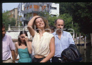 35mm vintage slide* 1985 VENEZIA Mostra del cinema Patricia BARZYK (18)  CONDIZIONI: GOOD Tutti i diritti riservati.E' severamente vietata la riproduzione.  ICharta mette in vendita, sul negozio eBay e in esclusiva sul sito "icharta" il proprio archivio composto da numerose diapositive e negativi fotografici d'epoca, tutti originali e autentici, che attraversano la storia del costume italiano tra gli la fine degli anni Sessanta e Novanta.Si tratta di uno sguardo inedito sull'attualit&agrave;, la politica, la vita quotidiana, il gossip e la cultura, che fotografa il cambiamento della nazione in quest'ultimo scorcio del XX secolo. Un'occasione unica per il mercato del collezionismo, che vede finalmente disponibile un archivio eccezionale per vastit&agrave;, tematiche e condizioni, in un settore (il negativo fotografico e la diapositiva) di assoluta novit&agrave; e dalle interessanti prospettive di investimento.     originale e autentica 1