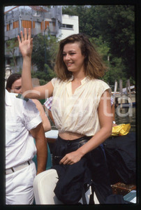 35mm vintage slide* 1985 VENEZIA Mostra del cinema Patricia BARZYK (24)  CONDIZIONI: GOOD Tutti i diritti riservati.E' severamente vietata la riproduzione.  ICharta mette in vendita, sul negozio eBay e in esclusiva sul sito "icharta" il proprio archivio composto da numerose diapositive e negativi fotografici d'epoca, tutti originali e autentici, che attraversano la storia del costume italiano tra gli la fine degli anni Sessanta e Novanta.Si tratta di uno sguardo inedito sull'attualit&agrave;, la politica, la vita quotidiana, il gossip e la cultura, che fotografa il cambiamento della nazione in quest'ultimo scorcio del XX secolo. Un'occasione unica per il mercato del collezionismo, che vede finalmente disponibile un archivio eccezionale per vastit&agrave;, tematiche e condizioni, in un settore (il negativo fotografico e la diapositiva) di assoluta novit&agrave; e dalle interessanti prospettive di investimento.     originale e autentica 1