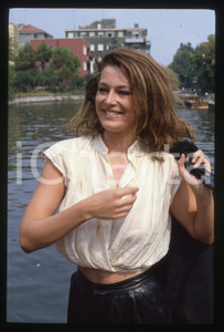 35mm vintage slide* 1985 VENEZIA Mostra del cinema Patricia BARZYK (25)  CONDIZIONI: GOOD Tutti i diritti riservati.E' severamente vietata la riproduzione.  ICharta mette in vendita, sul negozio eBay e in esclusiva sul sito "icharta" il proprio archivio composto da numerose diapositive e negativi fotografici d'epoca, tutti originali e autentici, che attraversano la storia del costume italiano tra gli la fine degli anni Sessanta e Novanta.Si tratta di uno sguardo inedito sull'attualit&agrave;, la politica, la vita quotidiana, il gossip e la cultura, che fotografa il cambiamento della nazione in quest'ultimo scorcio del XX secolo. Un'occasione unica per il mercato del collezionismo, che vede finalmente disponibile un archivio eccezionale per vastit&agrave;, tematiche e condizioni, in un settore (il negativo fotografico e la diapositiva) di assoluta novit&agrave; e dalle interessanti prospettive di investimento.     originale e autentica 1