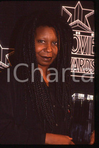 Whoopi GOLDBERG - First Annual Movie Awards 1991 *35mm vintage slide (3) Â Diapositiva originale, in formato 35 mm. Â CONDIZIONI: GOODE' severamente vietata la riproduzione. Tutti i diritti sono riservati.Â ICharta mette in vendita, sul negozio eBay e in esclusiva sul sito "icharta"Â il proprio archivio composto da numerose diapositive e negativi fotografici d'epoca, tutti originali e autentici, che attraversano la storia del costume tra la fine degli anni Sessanta e Novanta.Si tratta di uno sguardo inedito sull'attualitÃ , la politica, la vita quotidiana, il gossip e la cultura, che fotografa il cambiamento della nazione in quest'ultimo scorcio del XX secolo.Â Un'occasione unica per il mercato del collezionismo, che vede finalmente disponibile un archivio eccezionale per vastitÃ , tematiche e condizioni, in un settore (il negativo fotografico e la diapositiva) di assoluta novitÃ  e dalle interessanti prospettive di investimento.    originale e autentica 1