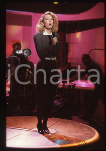 1985 ca MUSICA Rossana CASALE *35mm vintage slide 2 Diapositiva d'epoca, in formato 35 mm.CONDIZIONI: GOODE' severamente vietata la riproduzione. Tutti i diritti sono riservati.ICharta mette in vendita, sul negozio eBay e in esclusiva sul sito "icharta" il proprio archivio composto da numerose diapositive e negativi fotografici d'epoca, tutti originali e autentici, che attraversano la storia del costume italiano tra gli la fine degli anni Sessanta e Novanta.Si tratta di uno sguardo inedito sull'attualità , la politica, la vita quotidiana, il gossip e la cultura, che fotografa il cambiamento della nazione in quest'ultimo scorcio del XX secolo. Un'occasione unica per il mercato del collezionismo, che vede finalmente disponibile un archivio eccezionale per vastità , tematiche e condizioni, in un settore (il negativo fotografico e la diapositiva) di assoluta novità e dalle interessanti prospettive di investimento. GOOD/buono   originale e autentica 1