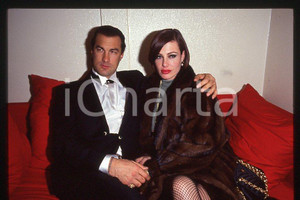 1990 ca ITALIA Steven SEAGAL Kelly LEBROCK * 35mm vintage slide (5) Diapositiva d'epoca, in formato 35 mm. CONDIZIONI: GOODE' severamente vietata la riproduzione. Tutti i diritti sono riservati. ICharta mette in vendita, sul negozio eBay e in esclusiva sul sito "icharta" il proprio archivio composto da numerose diapositive e negativi fotografici d'epoca, tutti originali e autentici, che attraversano la storia del costume italiano tra gli la fine degli anni Sessanta e Novanta.Si tratta di uno sguardo inedito sull'attualit&agrave;, la politica, la vita quotidiana, il gossip e la cultura, che fotografa il cambiamento della nazione in quest'ultimo scorcio del XX secolo. Un'occasione unica per il mercato del collezionismo, che vede finalmente disponibile un archivio eccezionale per vastit&agrave;, tematiche e condizioni, in un settore (il negativo fotografico e la diapositiva) di assoluta novit&agrave; e dalle interessanti prospettive di investimento. GOOD/buono   originale e autentica 1