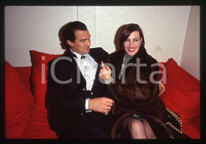 1990 ca ITALIA Steven SEAGAL Kelly LEBROCK * 35mm vintage slide (9) Diapositiva d'epoca, in formato 35 mm. CONDIZIONI: GOODE' severamente vietata la riproduzione. Tutti i diritti sono riservati. ICharta mette in vendita, sul negozio eBay e in esclusiva sul sito "icharta" il proprio archivio composto da numerose diapositive e negativi fotografici d'epoca, tutti originali e autentici, che attraversano la storia del costume italiano tra gli la fine degli anni Sessanta e Novanta.Si tratta di uno sguardo inedito sull'attualit&agrave;, la politica, la vita quotidiana, il gossip e la cultura, che fotografa il cambiamento della nazione in quest'ultimo scorcio del XX secolo. Un'occasione unica per il mercato del collezionismo, che vede finalmente disponibile un archivio eccezionale per vastit&agrave;, tematiche e condizioni, in un settore (il negativo fotografico e la diapositiva) di assoluta novit&agrave; e dalle interessanti prospettive di investimento. GOOD/buono   originale e autentica 1