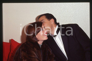 1990 ca ITALIA Steven SEAGAL Kelly LEBROCK * 35mm vintage slide (14) Diapositiva d'epoca, in formato 35 mm. CONDIZIONI: GOODE' severamente vietata la riproduzione. Tutti i diritti sono riservati. ICharta mette in vendita, sul negozio eBay e in esclusiva sul sito "icharta" il proprio archivio composto da numerose diapositive e negativi fotografici d'epoca, tutti originali e autentici, che attraversano la storia del costume italiano tra gli la fine degli anni Sessanta e Novanta.Si tratta di uno sguardo inedito sull'attualit&agrave;, la politica, la vita quotidiana, il gossip e la cultura, che fotografa il cambiamento della nazione in quest'ultimo scorcio del XX secolo. Un'occasione unica per il mercato del collezionismo, che vede finalmente disponibile un archivio eccezionale per vastit&agrave;, tematiche e condizioni, in un settore (il negativo fotografico e la diapositiva) di assoluta novit&agrave; e dalle interessanti prospettive di investimento. GOOD/buono   originale e autentica 1