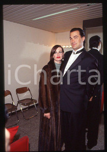 1990 ca ITALIA Steven SEAGAL Kelly LEBROCK * 35mm vintage slide (19) Diapositiva d'epoca, in formato 35 mm. CONDIZIONI: GOODE' severamente vietata la riproduzione. Tutti i diritti sono riservati. ICharta mette in vendita, sul negozio eBay e in esclusiva sul sito "icharta" il proprio archivio composto da numerose diapositive e negativi fotografici d'epoca, tutti originali e autentici, che attraversano la storia del costume italiano tra gli la fine degli anni Sessanta e Novanta.Si tratta di uno sguardo inedito sull'attualit&agrave;, la politica, la vita quotidiana, il gossip e la cultura, che fotografa il cambiamento della nazione in quest'ultimo scorcio del XX secolo. Un'occasione unica per il mercato del collezionismo, che vede finalmente disponibile un archivio eccezionale per vastit&agrave;, tematiche e condizioni, in un settore (il negativo fotografico e la diapositiva) di assoluta novit&agrave; e dalle interessanti prospettive di investimento. GOOD/buono   originale e autentica 1