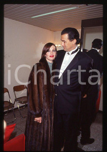 1990 ca ITALIA Steven SEAGAL Kelly LEBROCK * 35mm vintage slide (18) Diapositiva d'epoca, in formato 35 mm. CONDIZIONI: GOODE' severamente vietata la riproduzione. Tutti i diritti sono riservati. ICharta mette in vendita, sul negozio eBay e in esclusiva sul sito "icharta" il proprio archivio composto da numerose diapositive e negativi fotografici d'epoca, tutti originali e autentici, che attraversano la storia del costume italiano tra gli la fine degli anni Sessanta e Novanta.Si tratta di uno sguardo inedito sull'attualit&agrave;, la politica, la vita quotidiana, il gossip e la cultura, che fotografa il cambiamento della nazione in quest'ultimo scorcio del XX secolo. Un'occasione unica per il mercato del collezionismo, che vede finalmente disponibile un archivio eccezionale per vastit&agrave;, tematiche e condizioni, in un settore (il negativo fotografico e la diapositiva) di assoluta novit&agrave; e dalle interessanti prospettive di investimento. GOOD/buono   originale e autentica 1