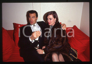 1990 ca ITALIA Steven SEAGAL Kelly LEBROCK * 35mm vintage slide (22) Diapositiva d'epoca, in formato 35 mm. CONDIZIONI: GOODE' severamente vietata la riproduzione. Tutti i diritti sono riservati. ICharta mette in vendita, sul negozio eBay e in esclusiva sul sito "icharta" il proprio archivio composto da numerose diapositive e negativi fotografici d'epoca, tutti originali e autentici, che attraversano la storia del costume italiano tra gli la fine degli anni Sessanta e Novanta.Si tratta di uno sguardo inedito sull'attualit&agrave;, la politica, la vita quotidiana, il gossip e la cultura, che fotografa il cambiamento della nazione in quest'ultimo scorcio del XX secolo. Un'occasione unica per il mercato del collezionismo, che vede finalmente disponibile un archivio eccezionale per vastit&agrave;, tematiche e condizioni, in un settore (il negativo fotografico e la diapositiva) di assoluta novit&agrave; e dalle interessanti prospettive di investimento. GOOD/buono   originale e autentica 1