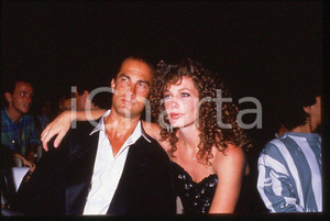1985 ca ITALIA Steven SEAGAL Kelly LEBROCK * 35mm vintage slide (26) Diapositiva d'epoca, in formato 35 mm. CONDIZIONI: GOODE' severamente vietata la riproduzione. Tutti i diritti sono riservati. ICharta mette in vendita, sul negozio eBay e in esclusiva sul sito "icharta" il proprio archivio composto da numerose diapositive e negativi fotografici d'epoca, tutti originali e autentici, che attraversano la storia del costume italiano tra gli la fine degli anni Sessanta e Novanta.Si tratta di uno sguardo inedito sull'attualit&agrave;, la politica, la vita quotidiana, il gossip e la cultura, che fotografa il cambiamento della nazione in quest'ultimo scorcio del XX secolo. Un'occasione unica per il mercato del collezionismo, che vede finalmente disponibile un archivio eccezionale per vastit&agrave;, tematiche e condizioni, in un settore (il negativo fotografico e la diapositiva) di assoluta novit&agrave; e dalle interessanti prospettive di investimento. GOOD/buono   originale e autentica 1