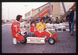1988 F1 - AIRC Alain PROST Nelson PIQUET Kelly LEBROCK * 35mm vintage slide (1)   Diapositiva d'epoca, in formato 35 mm.Diapositiva scattata durante una gara di beneficenza a favore dell'AIRC.  CONDIZIONI: GOODE' severamente vietata la riproduzione. Tutti i diritti sono riservati. ICharta mette in vendita, sul negozio eBay e in esclusiva sul sito "icharta" il proprio archivio composto da numerose diapositive e negativi fotografici d'epoca, tutti originali e autentici, che attraversano la storia del costume italiano tra gli la fine degli anni Sessanta e Novanta.Si tratta di uno sguardo inedito sull'attualità, la politica, la vita quotidiana, il gossip e la cultura, che fotografa il cambiamento della nazione in quest'ultimo scorcio del XX secolo. Un'occasione unica per il mercato del collezionismo, che vede finalmente disponibile un archivio eccezionale per vastità, tematiche e condizioni, in un settore (il negativo fotografico e la diapositiva) di assoluta novità e dalle interessanti prospettive di investimento. GOOD/buono   originale e autentica 1