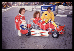 1988 F1 - AIRC Alain PROST Nelson PIQUET Kelly LEBROCK * 35mm vintage slide (7)   Diapositiva d'epoca, in formato 35 mm.Diapositiva scattata durante una gara di beneficenza a favore dell'AIRC.  CONDIZIONI: GOODE' severamente vietata la riproduzione. Tutti i diritti sono riservati. ICharta mette in vendita, sul negozio eBay e in esclusiva sul sito "icharta" il proprio archivio composto da numerose diapositive e negativi fotografici d'epoca, tutti originali e autentici, che attraversano la storia del costume italiano tra gli la fine degli anni Sessanta e Novanta.Si tratta di uno sguardo inedito sull'attualità, la politica, la vita quotidiana, il gossip e la cultura, che fotografa il cambiamento della nazione in quest'ultimo scorcio del XX secolo. Un'occasione unica per il mercato del collezionismo, che vede finalmente disponibile un archivio eccezionale per vastità, tematiche e condizioni, in un settore (il negativo fotografico e la diapositiva) di assoluta novità e dalle interessanti prospettive di investimento. GOOD/buono   originale e autentica 1