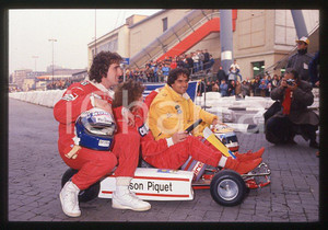 1988 F1 - AIRC Alain PROST Nelson PIQUET Kelly LEBROCK * 35mm vintage slide (3)   Diapositiva d'epoca, in formato 35 mm.Diapositiva scattata durante una gara di beneficenza a favore dell'AIRC.  CONDIZIONI: GOODE' severamente vietata la riproduzione. Tutti i diritti sono riservati. ICharta mette in vendita, sul negozio eBay e in esclusiva sul sito "icharta" il proprio archivio composto da numerose diapositive e negativi fotografici d'epoca, tutti originali e autentici, che attraversano la storia del costume italiano tra gli la fine degli anni Sessanta e Novanta.Si tratta di uno sguardo inedito sull'attualità, la politica, la vita quotidiana, il gossip e la cultura, che fotografa il cambiamento della nazione in quest'ultimo scorcio del XX secolo. Un'occasione unica per il mercato del collezionismo, che vede finalmente disponibile un archivio eccezionale per vastità, tematiche e condizioni, in un settore (il negativo fotografico e la diapositiva) di assoluta novità e dalle interessanti prospettive di investimento. GOOD/buono   originale e autentica 1