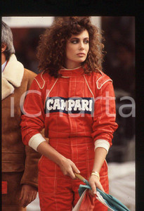 1988 ITALIA Kelly LEBROCK Gara di beneficenza AIRC * 35mm vintage slide (16)   Diapositiva d'epoca, in formato 35 mm.Diapositiva scattata durante una gara di beneficenza a favore dell'AIRC.  CONDIZIONI: GOODE' severamente vietata la riproduzione. Tutti i diritti sono riservati. ICharta mette in vendita, sul negozio eBay e in esclusiva sul sito "icharta" il proprio archivio composto da numerose diapositive e negativi fotografici d'epoca, tutti originali e autentici, che attraversano la storia del costume italiano tra gli la fine degli anni Sessanta e Novanta.Si tratta di uno sguardo inedito sull'attualità, la politica, la vita quotidiana, il gossip e la cultura, che fotografa il cambiamento della nazione in quest'ultimo scorcio del XX secolo. Un'occasione unica per il mercato del collezionismo, che vede finalmente disponibile un archivio eccezionale per vastità, tematiche e condizioni, in un settore (il negativo fotografico e la diapositiva) di assoluta novità e dalle interessanti prospettive di investimento. GOOD/buono   originale e autentica 1