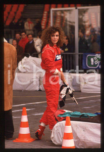 1988 ITALIA Kelly LEBROCK Gara di beneficenza AIRC * 35mm vintage slide (30)   Diapositiva d'epoca, in formato 35 mm.Diapositiva scattata durante una gara di beneficenza a favore dell'AIRC.  CONDIZIONI: GOODE' severamente vietata la riproduzione. Tutti i diritti sono riservati. ICharta mette in vendita, sul negozio eBay e in esclusiva sul sito "icharta" il proprio archivio composto da numerose diapositive e negativi fotografici d'epoca, tutti originali e autentici, che attraversano la storia del costume italiano tra gli la fine degli anni Sessanta e Novanta.Si tratta di uno sguardo inedito sull'attualità, la politica, la vita quotidiana, il gossip e la cultura, che fotografa il cambiamento della nazione in quest'ultimo scorcio del XX secolo. Un'occasione unica per il mercato del collezionismo, che vede finalmente disponibile un archivio eccezionale per vastità, tematiche e condizioni, in un settore (il negativo fotografico e la diapositiva) di assoluta novità e dalle interessanti prospettive di investimento. GOOD/buono   originale e autentica 1