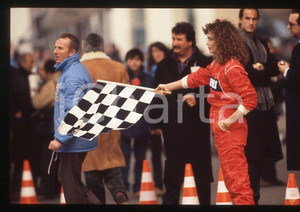 1988 ITALIA Kelly LEBROCK Gara di beneficenza AIRC * 35mm vintage slide (34)   Diapositiva d'epoca, in formato 35 mm.Diapositiva scattata durante una gara di beneficenza a favore dell'AIRC.  CONDIZIONI: GOODE' severamente vietata la riproduzione. Tutti i diritti sono riservati. ICharta mette in vendita, sul negozio eBay e in esclusiva sul sito "icharta" il proprio archivio composto da numerose diapositive e negativi fotografici d'epoca, tutti originali e autentici, che attraversano la storia del costume italiano tra gli la fine degli anni Sessanta e Novanta.Si tratta di uno sguardo inedito sull'attualità, la politica, la vita quotidiana, il gossip e la cultura, che fotografa il cambiamento della nazione in quest'ultimo scorcio del XX secolo. Un'occasione unica per il mercato del collezionismo, che vede finalmente disponibile un archivio eccezionale per vastità, tematiche e condizioni, in un settore (il negativo fotografico e la diapositiva) di assoluta novità e dalle interessanti prospettive di investimento. GOOD/buono   originale e autentica 1