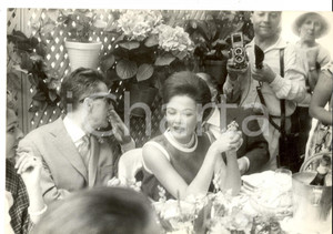 Fotografia d epoca originale 1955 ca CANNES FILM FESTIVAL Celebrità a pranzo Fotografia 26x18 cm 5 1