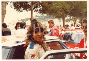 Fotografia d epoca originale 1982 RALLY ISOLA D ELBA Pilota Paola ALBERI sale sull auto Foto JOLLY CLUB 1