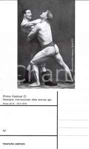 1979 ROMA Festival O STAMPA GAY Due wrestler sul ring mostrano una presa *FP NV 5 DATA: 1979LUOGO: ROMATITOLO: PRIMO FESTIVAL O - RASSEGNA INTERNAZIONALE DELLA STAMPA GAYDUE WRESTLER COMBATTONO SUL RING DURANTE UN INCONTRODESCRIZIONE: Cartolina postale d'epoca su carta lucida, a tiratura limitata non numerata, non viaggiata.DIMENSIONI: formato piccoloCONDIZIONI: buone.Cartolina postale d'epoca, originale, autentica, FP, NV.    originale e autentica 1