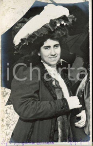 1913 ROMA Margherita LANZARA - Ritratto con cappello *Foto Luigi GREA Fotografia originale d'epoca, in formato cartolina postale.Si tratta di uno scatto realizzato da un fotografo amatoriale, Luigi "Gigi" Grea, funzionario delle ferrovie.Didascalia al recto, autografa del fotografo. GOOD/buono  Formato: 9x14 cm originale e autentica 1