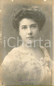 1906 s. l. Lydia MARCHESI - Ritratto in abito bianco *Foto artistica Luigi GREA Fotografia originale d'epoca, in formato cartolina postale.Si tratta di uno scatto realizzato da un fotografo amatoriale, Luigi "Gigi" Grea, funzionario delle ferrovie.Didascalia al recto, autografa del fotografo, e al verso. POOR/danneggiato danni marginali; minima mancanza angolare Formato: 9x14 cm originale e autentica 1