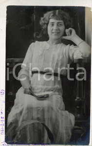 1913 ROMA Emma LANZARA in MENICHINI - Ritratto in lettura ^Foto Luigi GREA Fotografia originale d'epoca, in formato cartolina postale.Si tratta di uno scatto realizzato da un fotografo amatoriale, Luigi "Gigi" Grea, funzionario delle ferrovie.Didascalia al recto (sbiadita) e al verso. GOOD/buono  Formato: 9x14 cm originale e autentica 1