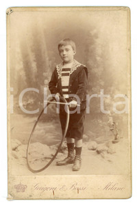 Fotografia d epoca originale 1900 ca MILANO Bambino con gioco del cerchio e bastone  Foto GUIGONI E BOSSI 1