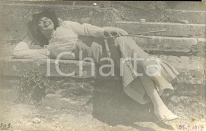 1913 ROMA Giovane donna sdraiata *Fotocartolina ARTISTICA Luigi GREA (2) Fotografia originale d'epoca, in formato cartolina postale.Si tratta di uno scatto realizzato da un fotografo amatoriale, Luigi "Gigi" Grea, funzionario delle ferrovie. POOR/danneggiato profonda piegatura angolare e piccole macchie Formato: 14x9 cm originale e autentica 1