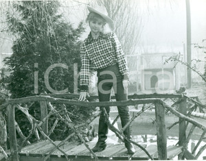 Fotografia d epoca originale 1965 ca USA Mannequin PEGGY cowgirl su ponte di legno Fotografia 3 1