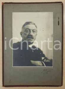 1927 BRESCIA Paolo CHIMERI musicista - Foto Bruno VIGASIO 25x35 cm RARA  Fotografia originale d'epoca, montata su cartoncino rigido.Si tratta di un raro ritratto del musicista e compositore Paolo Chimeri, con firma autografa del fotografo Bruno Vigasio.  FAIR/discreto rosure marginali e lievi macchie Formato: 25x35 cm originale e autentica 1