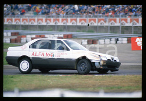 Nino BENVENUTI ALFA 164 CELEBRITY RACE SAN MARINO GP 1988 35 mm vintage slide Diapositiva d'epoca, in formato 35 mm.CONDIZIONI: GOODE' severamente vietata la riproduzione. Tutti i diritti sono riservati.Nella diapositiva ICharta mette in vendita, sul negozio eBay e in esclusiva sul sito "icharta" il proprio archivio composto da numerose diapositive e negativi fotografici d'epoca, tutti originali e autentici, che attraversano la storia del costume italiano tra gli la fine degli anni Sessanta e Novanta.Si tratta di uno sguardo inedito sull'attualità , la politica, la vita quotidiana, il gossip e la cultura, che fotografa il cambiamento della nazione in quest'ultimo scorcio del XX secolo. Un'occasione unica per il mercato del collezionismo, che vede finalmente disponibile un archivio eccezionale per vastità , tematiche e condizioni, in un settore (il negativo fotografico e la diapositiva) di assoluta novità  e dalle interessanti prospettive di investimento.  GOOD/buono   originale e autentica 1